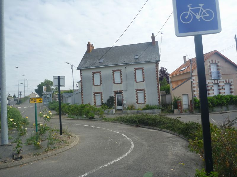 L'euro v&eacute;lo six &agrave; Nantes en 2010, sillone entre routes de zone industrielles et pov' maisons anciennes perdues au milieu de la soci&eacute;t&eacute; de consomation