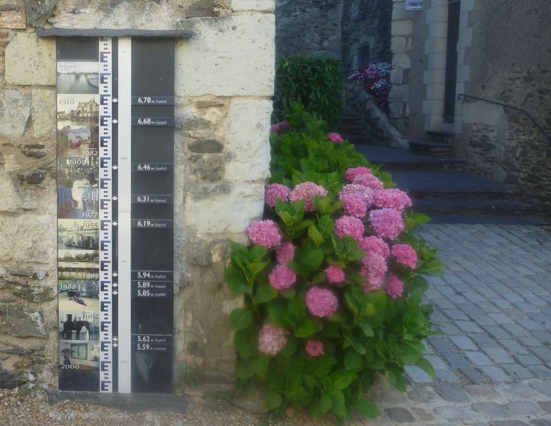Gare &agrave; la mont&eacute;e des eaux de la Loire
