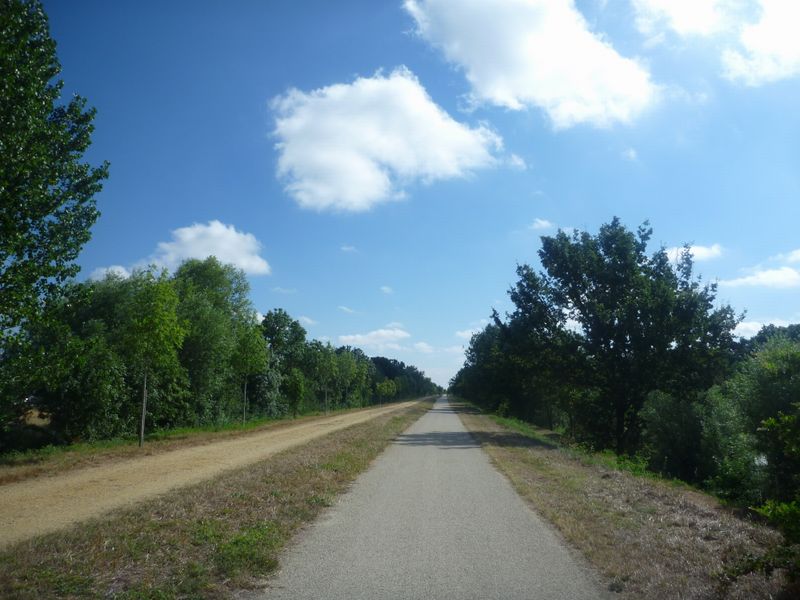 Enfin une vraie piste cyclabel sur le bord de Loire, mais, mais souvent &agrave; partager avec ls bagnoles..
