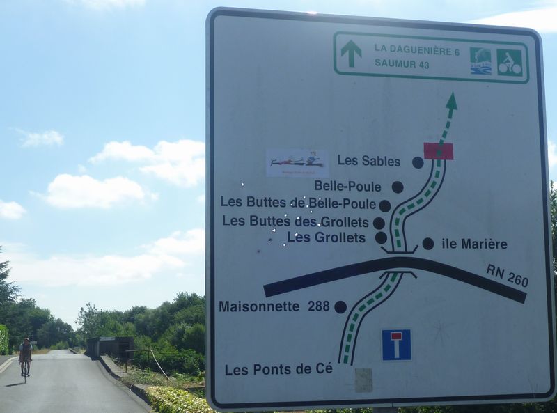 De grandes pancartes informesnt sur le parcours &agrave; bicyclette le long dela Loire en 2010