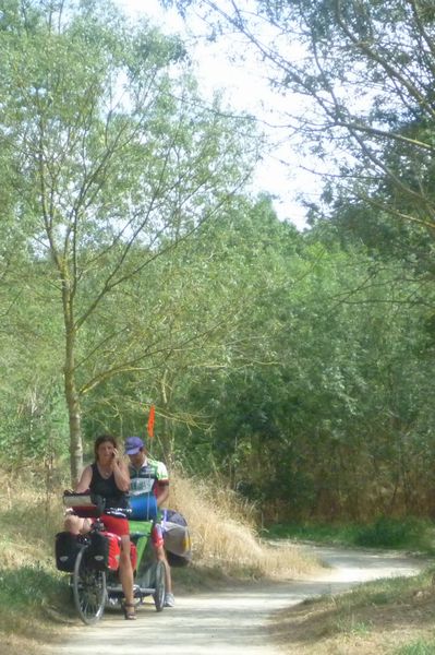 Incorrigibles citadins, m&ecirc;me en pleine for&ecirc;t il faut t&eacute;l&eacute;phoner, l'aventura, maus pas trop quand m&ecirc;me..