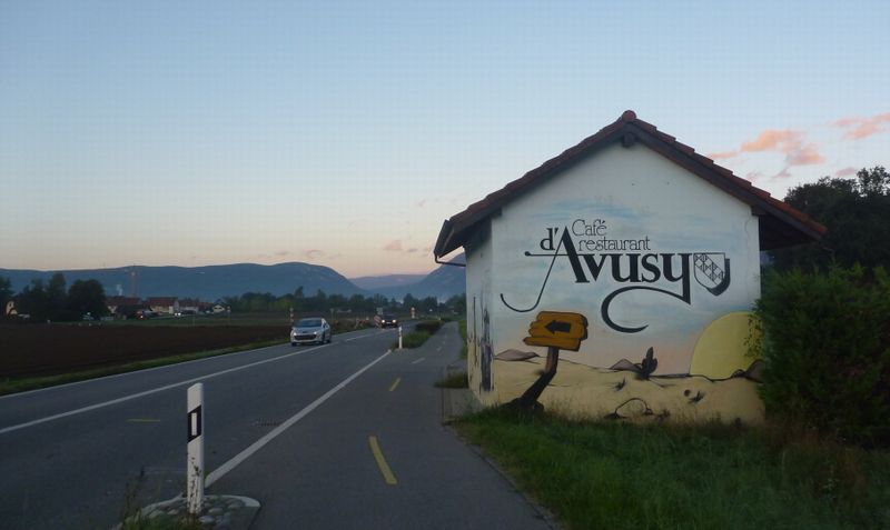 Avusy entre Gen&egrave;ve et Chancy sur la Via-Rh&ocirc;na : piste cyclable en vue du d&eacute;fil&eacute; de l'&eacute;cluse dans le fond