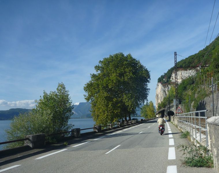 La bande dite parfois cyclable le long de la route de aix les bains &agrave; seyssel par la chautagne demande parfois plus d'attention, la preuve les herbes folles