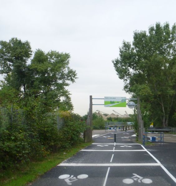 Entr&eacute;e de la piste cyclable de Miribel &agrave; Lyon en 2010, z'attendent quoi ces c.. pour baliser via-Rh&ocirc;na, des coups de pieds dans le c..