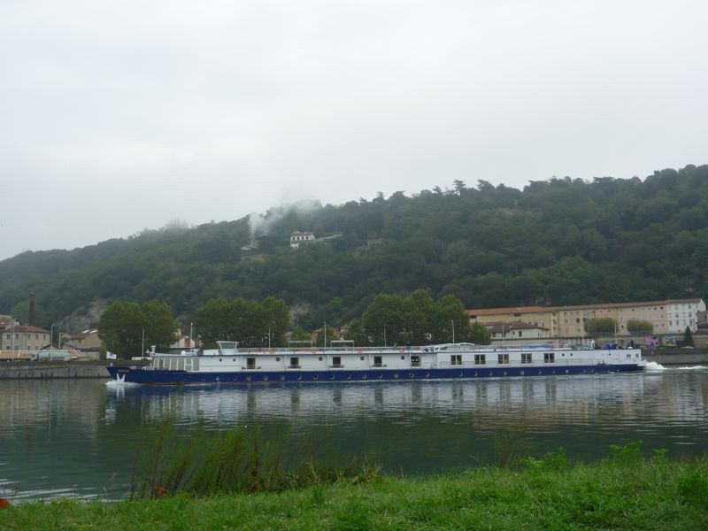 Sur le Rh&ocirc;ne &agrave; Vienne, flotte un b&acirc;teau de plaisance en 2010