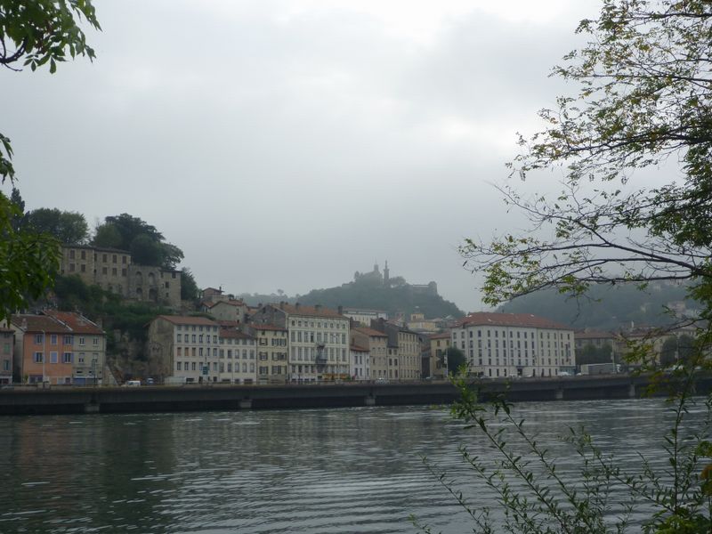 La via rh&ocirc;na offre depuis les berges du Rh&ocirc;ne un beau travelling sur la ville de Vienne isere en France en 2010