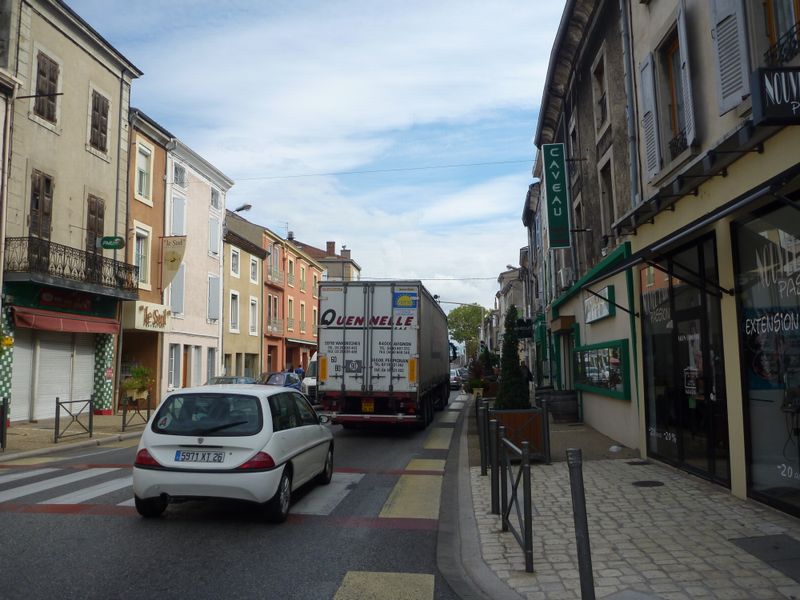 La travers&eacute;e de Tain l'Hermitage est une vraie calamit&eacute; en 2010 avec tous ces trucks, mais que foutent ils donc au centre ville Mr le maire de tain l'Hermitage ?
