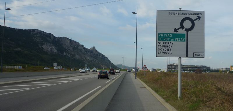 Apres nous avoir balad&eacute; autour de Valence d'une curieuse boucle sur ce joli pont , retour aux joies des voitures