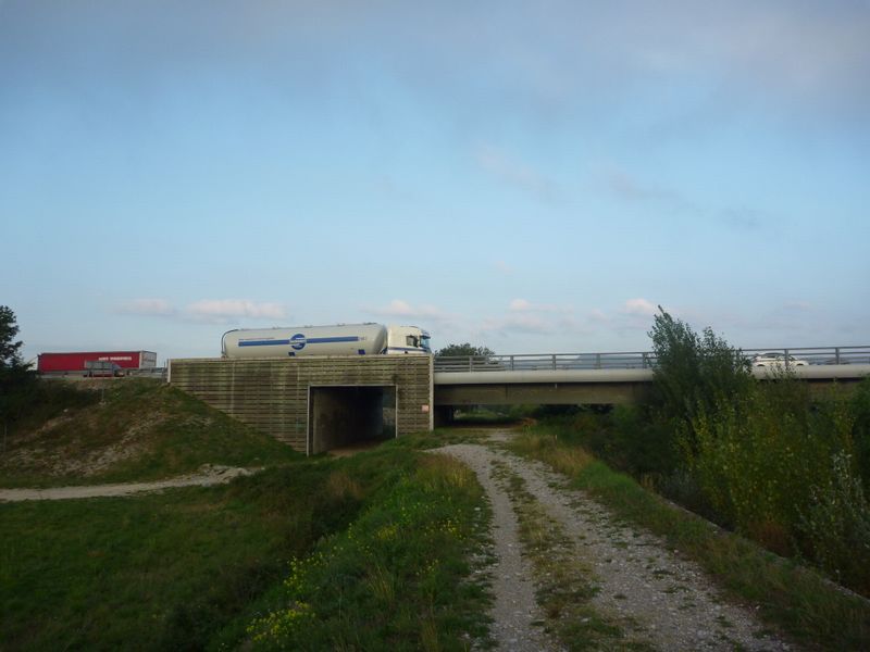 L'autoroute A 7 vue des berges de la Dr&ocirc;me en 2010