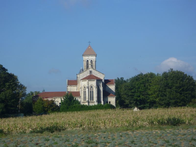 Belle &eacute;glise de sauzet en dr&ocirc;me