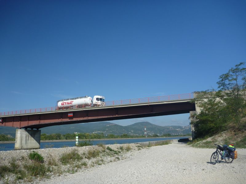 Le pont accedant &agrave; Mont&eacute;limar, fin de cette bamb&eacute;e along the via-Rh&ocirc;na 2010