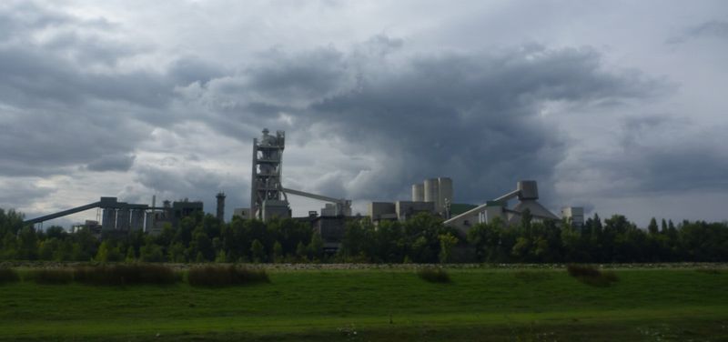 Vu sur la cimenterie de Montalieu Vercieu le long de la Via Rh&ocirc;na en 2010