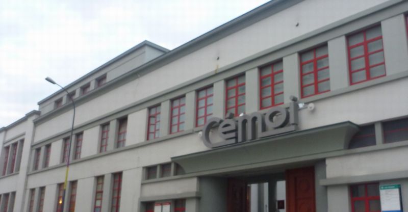 En &eacute;moi devant les anciens chocolats cemoi en 2010