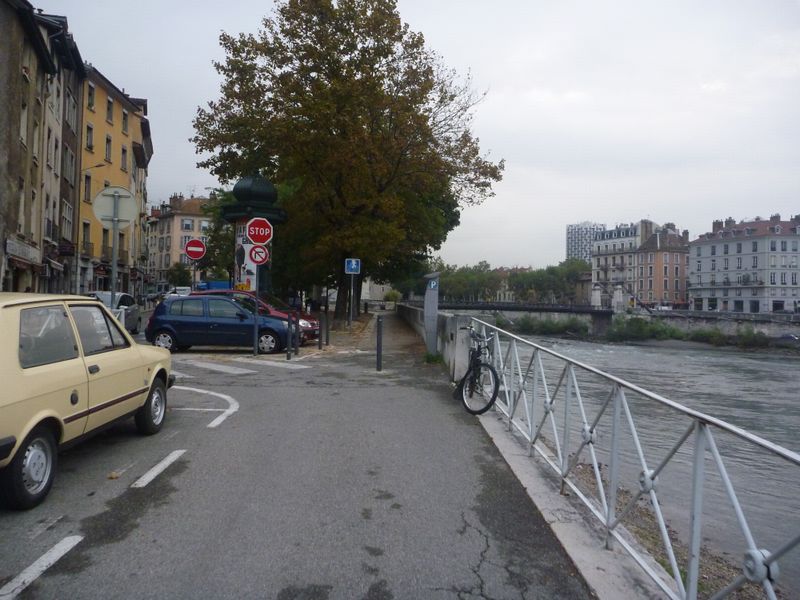 Depuis la fin de la voie verte, longer les quais pour se diriger vers Chamb&eacute;ry