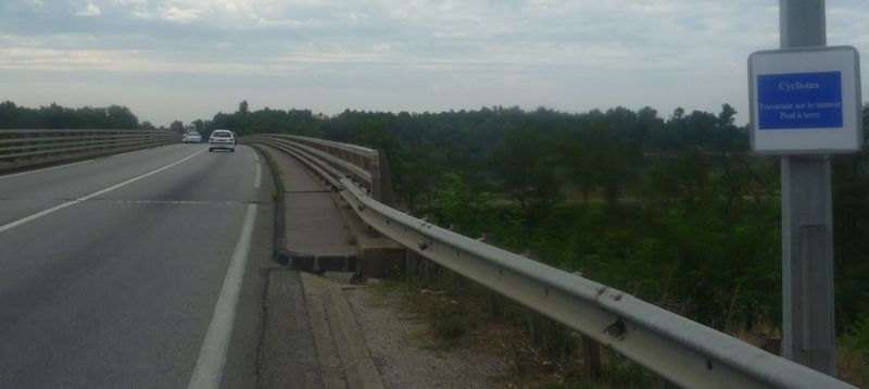 La Rn 7 emjambe l'isere en 2010 par ce pont sur lequel les cyclistes sont invit&eacute;s &agrave; jouer &agrave; la roulette Russe