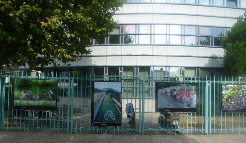 Ouf, voici arriv&eacute; &agrave; Valence devant le CG 26, d&eacute;cor&eacute; aux couleurs cyclistes en 2010