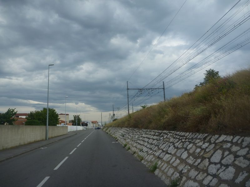 Malgr&eacute; une grande attention, je loupe les balises, peu importe je connais, et longe le chemin de fer vers le Nord