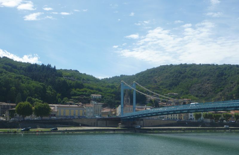 Le Pont reliant sablons &agrave; serrieres en ardeche est &eacute;quip&eacute;e de passerelles cyclables, bravo