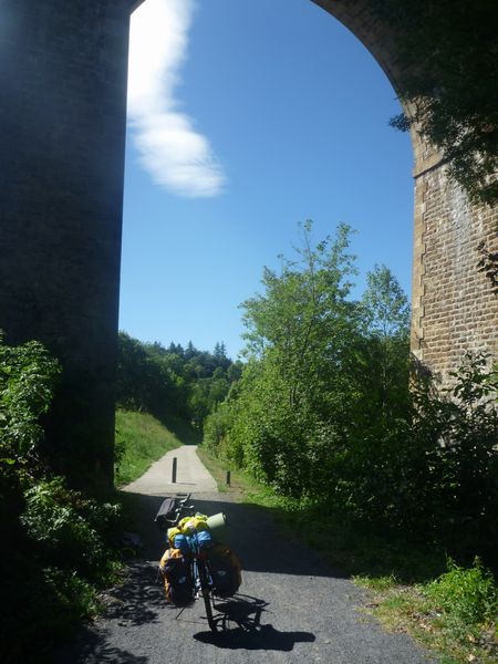 La piste cyclabe de l'Entr&eacute;e du Puy en Velay se cache