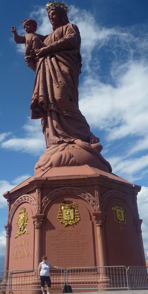 La statue de la Vierge du Puy en Velay en 2010 et de la grand m&egrave;re : Vierge et grand'm&egrave;re ?
