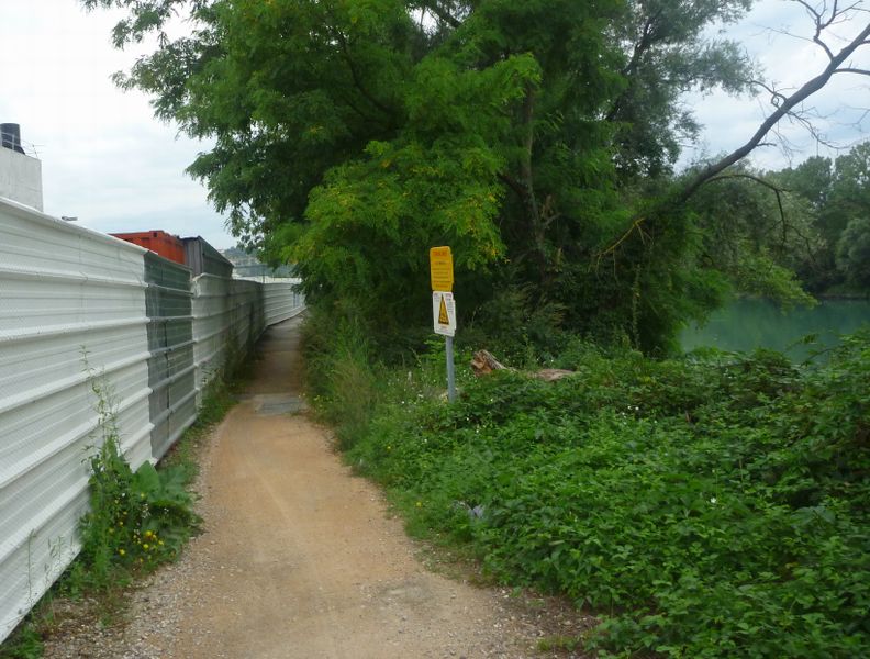 ce n'est pas large mais ca passe bien en 2010 sur la via rhona a lyon du c&ocirc;t&eacute; de villeurbanne