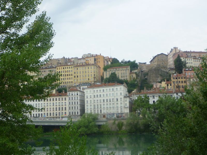 La croix rousse &agrave; Lyon, vue des quais du Rh&ocirc;ne dite via-rh&ocirc;na par des mecs qui ne sont meme pas foutu de la baliser
