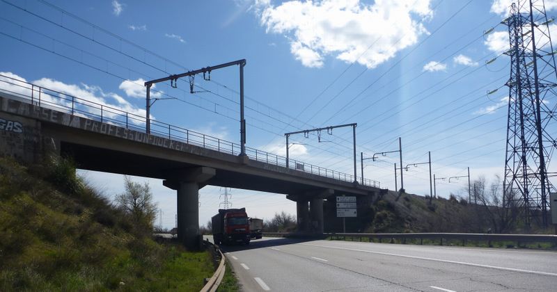 Passage mortel &agrave; bicyclette sous le pont chemin de fer sur la D 268 bouches du Rh&ocirc;ne