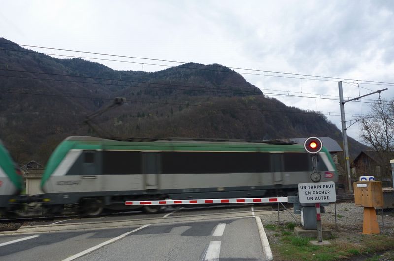 Train du matin stoppe mais n'arr&ecirc;te pas le p&eacute;lerin &agrave; Aiton en 2010
