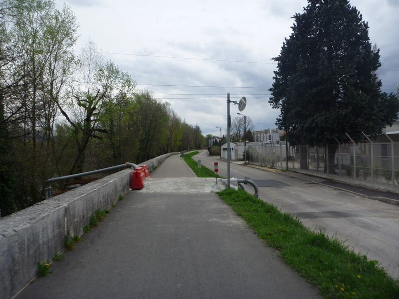Ralentisseurs &agrave; gaz sur la piste cyclable le long de l'isere &agrave; Grenoble