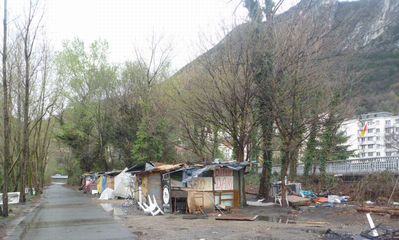 Savez vous ou est prise en 2010 cette photo ? : A Grenoble &agrave; 20 m du CIC sur la piste dite voie verte de Grenoble &agrave; Valence : Vous qui passez sans me voir ..