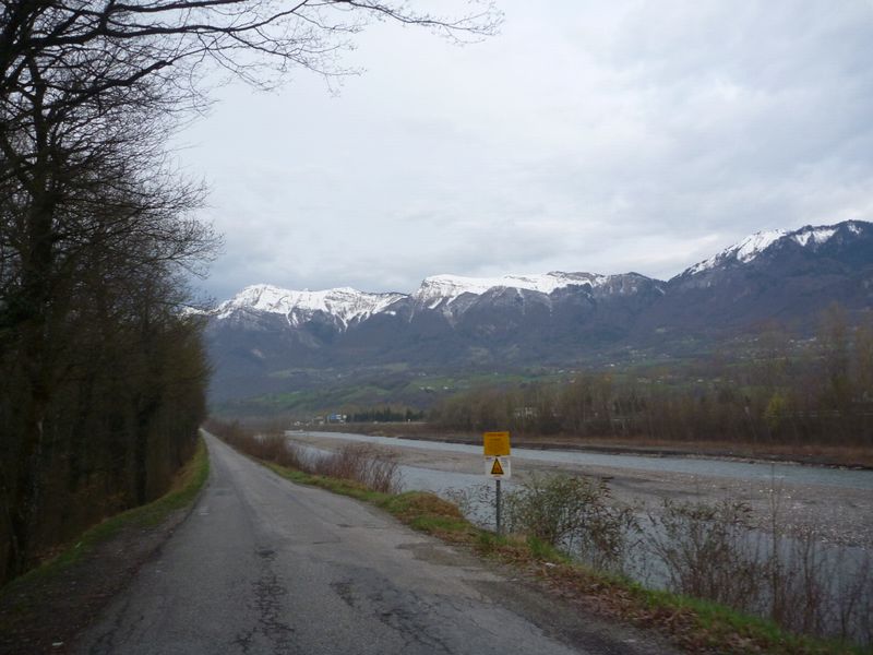 Petite route le long de l'isere &agrave; la sortie de Gilly, en vue du massif des bauges
