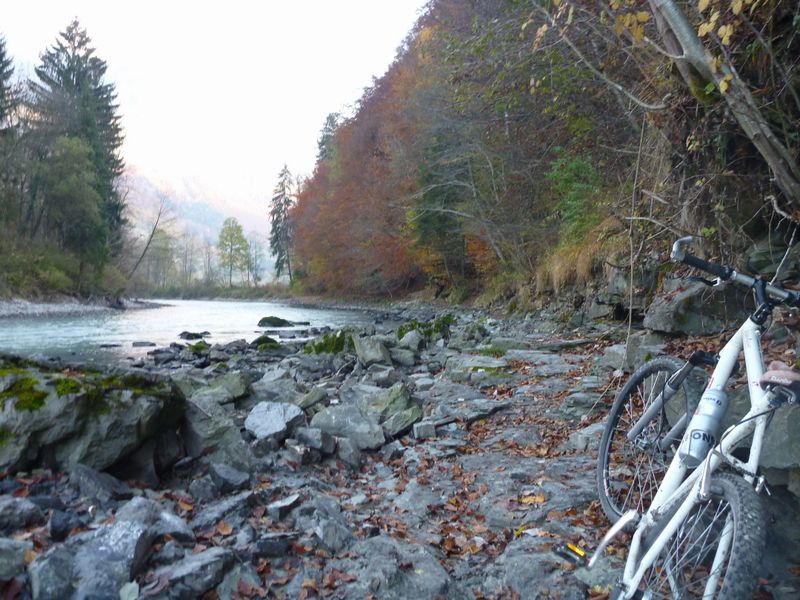 Chemin VTT arrivant les pieds dans l'eau, heureusement c'est mar&eacute;e basse en Arve