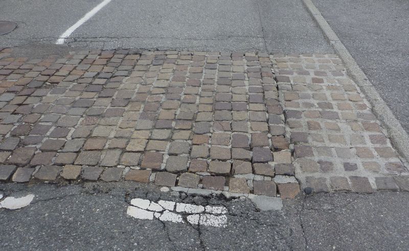 Comme la plupart des zones pav&eacute;es, celle de Perrignier est d&eacute;mont&eacute;e par le temps et les camions