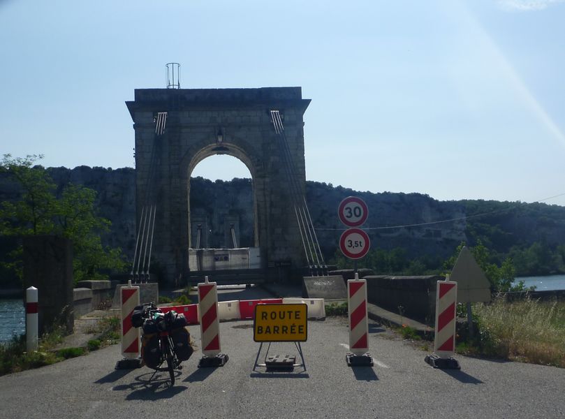 Pont du Robinet en travaux au Nord de Donz&egrave;re , en mai 2011