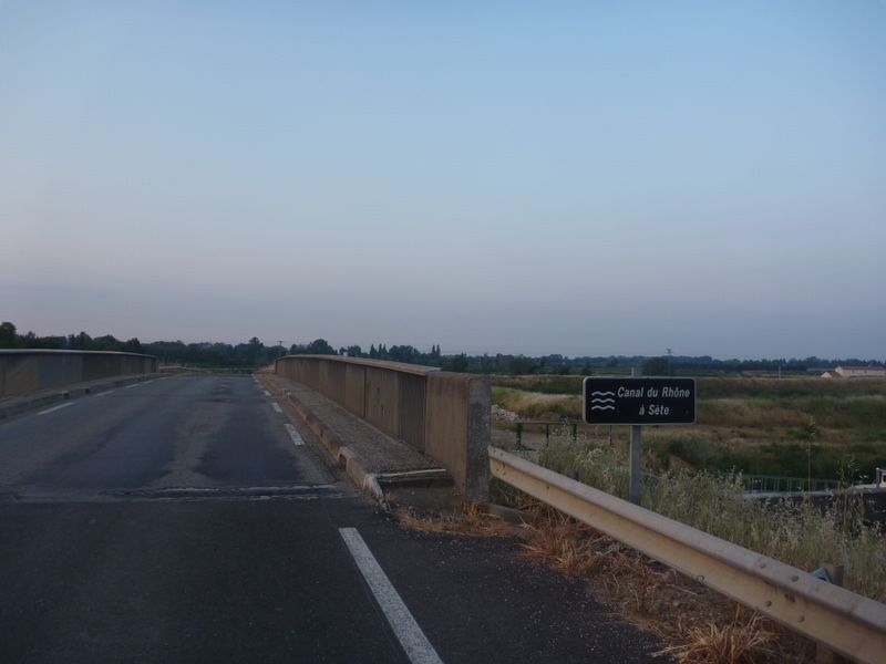 Le canal du Rh�ne � S�te serait presque suivable � VTC