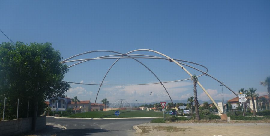 Rond point original vu &agrave; Rivesaltes en mai 2011