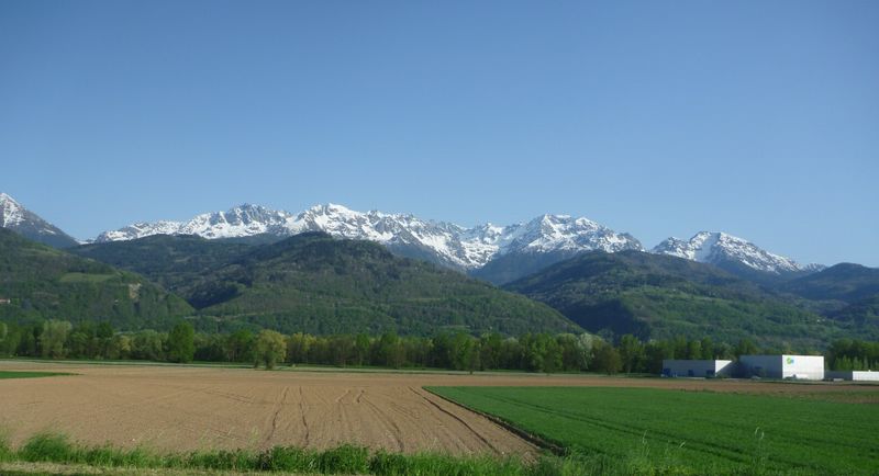 La chaine de Belledonne un apr&egrave;s-midi d'avril 2011 vue de la piste cyclable Grenoble Crolles