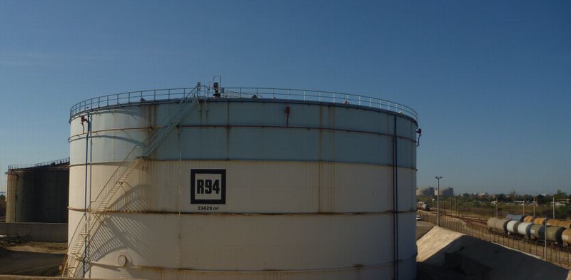 Le paysage des salins de giraud &agrave; Fos sur mer, est p&eacute;trolier en 2011