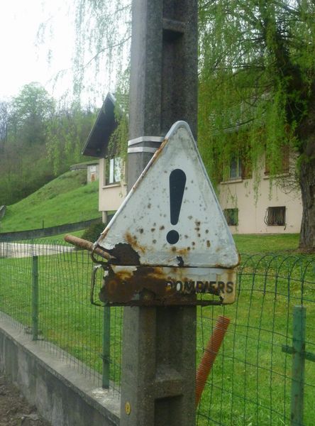 Le panneau danger ne vas pas tarder &agrave; tomber &agrave; Pontcharra en 2011
