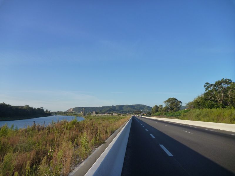 La D 86 est munie de belles bandes cyclables entre Rochemaure et le Teil