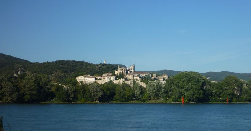 Viviers en ardèche vue du Rhône via rhôna en 2011