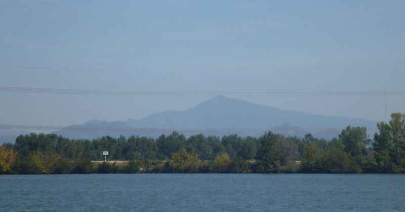Le Mont Ventoux au loin, vu du Rhône