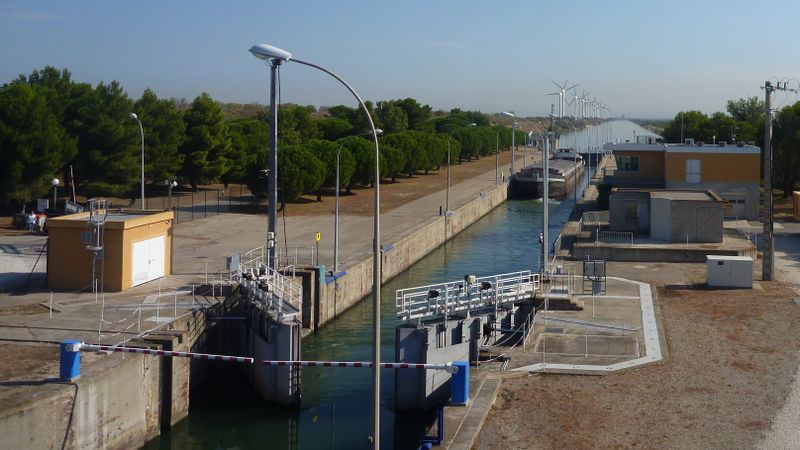 Ecluse du canal de navigation du rhône à Fos sur mer en 2011