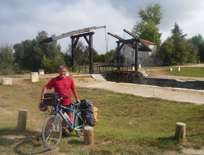 Le claudio de la faverges cabotinant devant le pont Van Gogh d'arles en 2011
