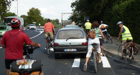 Voila comment une bagnole garée sur la bande cyclable génère un accident
