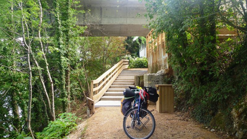 Fanette au pied du mur, sous le pont de Jons en 2011.