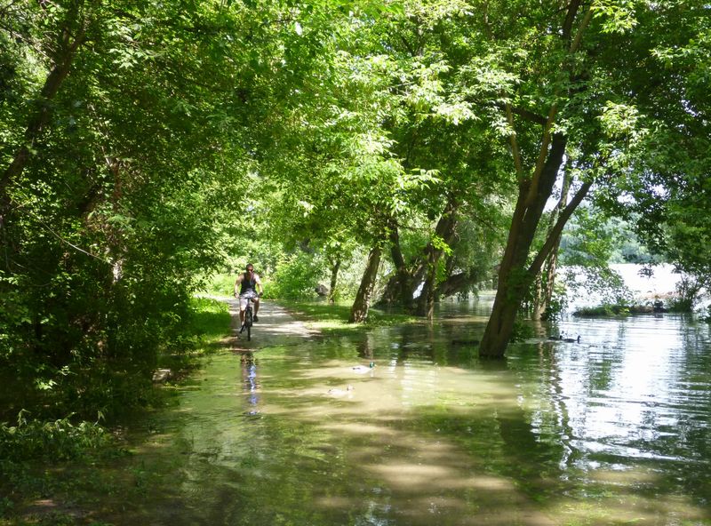 Le Danube d&eacute;borde un peu sur l'eurov&eacute;lo 6 &agrave; Budapest en 2012