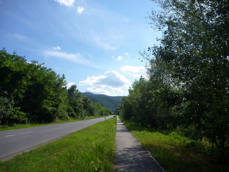 Piste cyclable euro v�lo 6, le long de la route en Hongrie