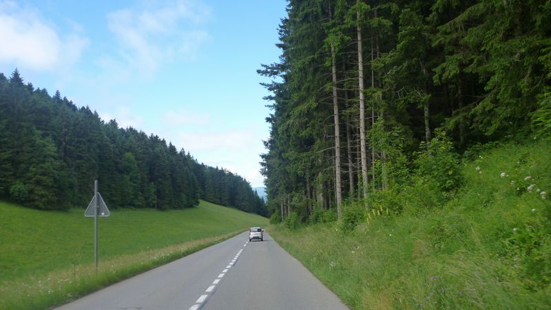 Route dans une combe jurassienne