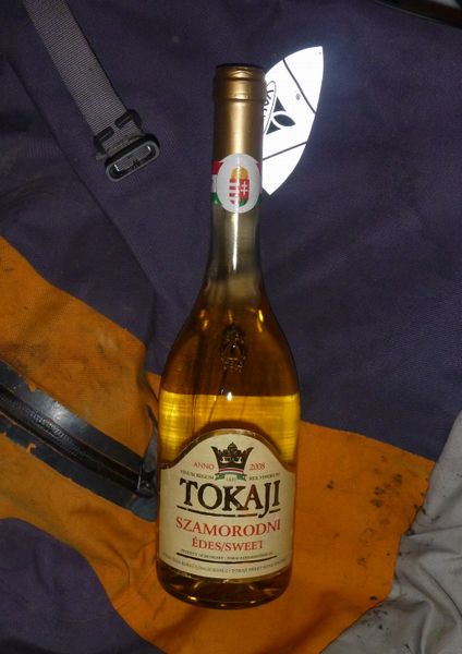 Une bouteille de TokaJi ramen�e de Budapest dans les sacoches du Biclou en 2012